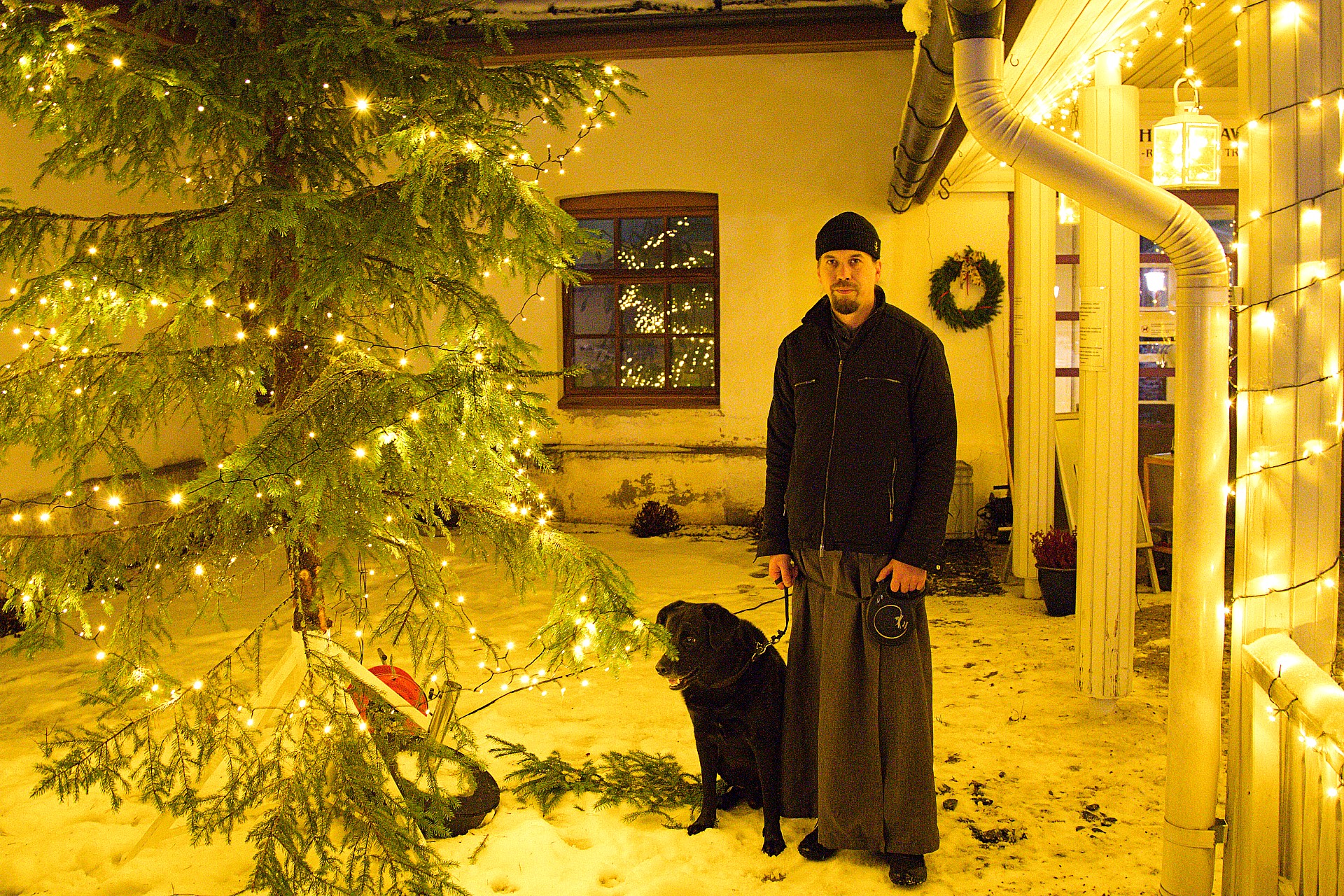 Isä Nasari Valamon pihamaalla 2025