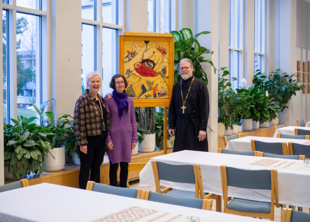 Joulumaa-ruokailun Katja Kanninen,, kanttori Minna Bovellan-Järvinen ja isä Marko Mäkinen