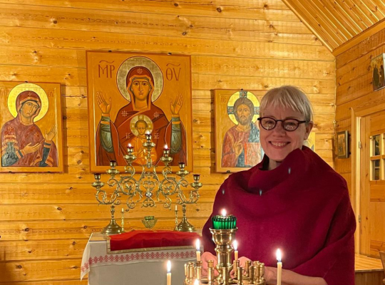 Ilona Huolman ikonien edess&auml; ortodoksisessa kirkossa