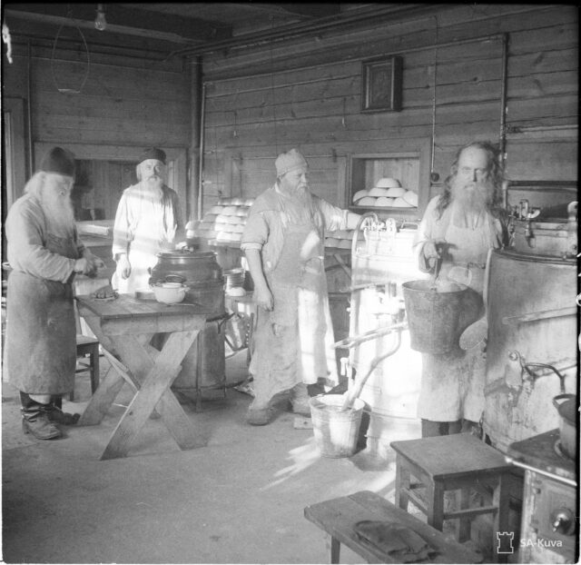 Valamon munkkeja ruuanlaittopuuhissa Uudessa Valamossa