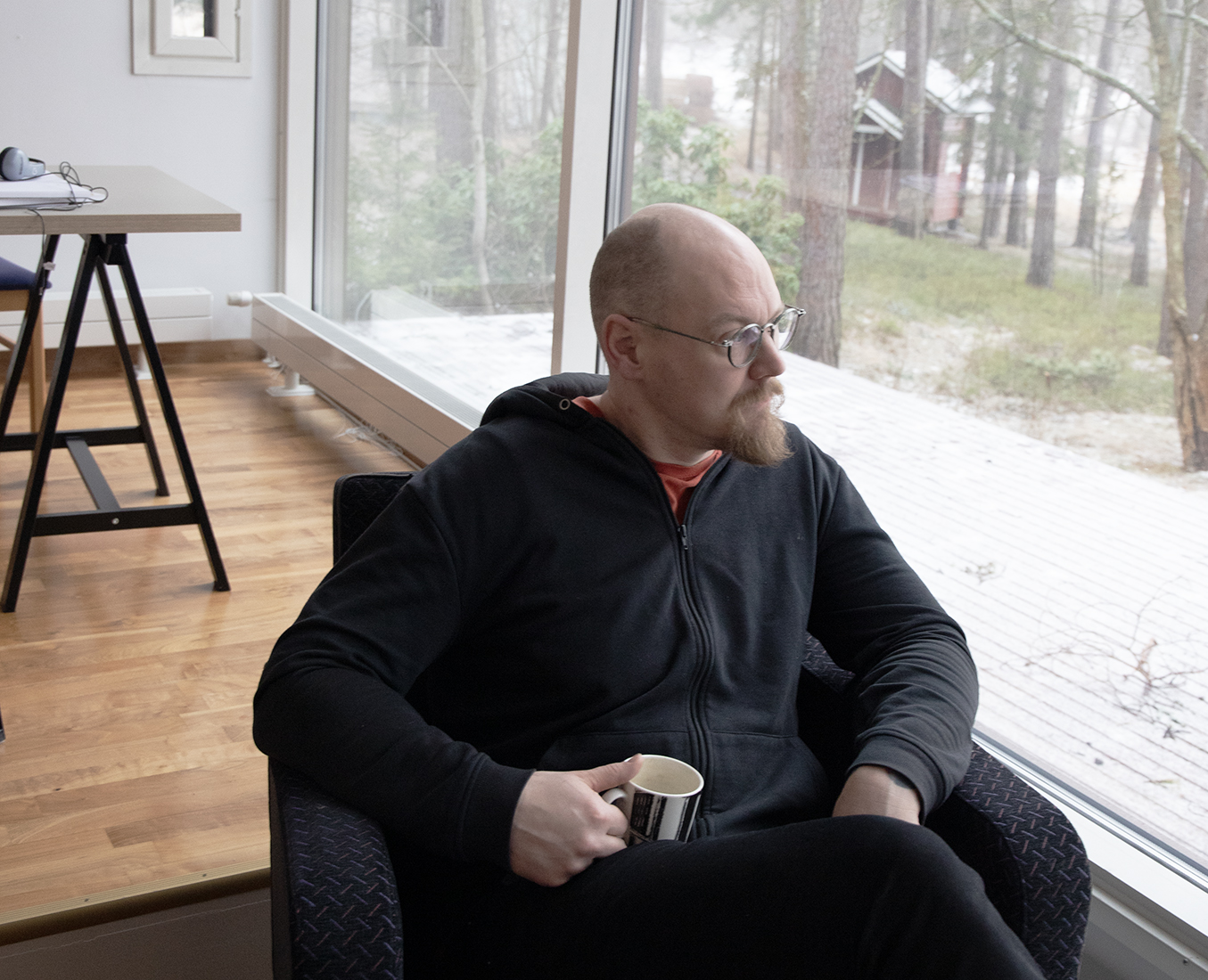 Taiteilija Ville Löppönen palvelee myös diakonina – katseen suunta avautuu alttarista toiseen ihmiseen