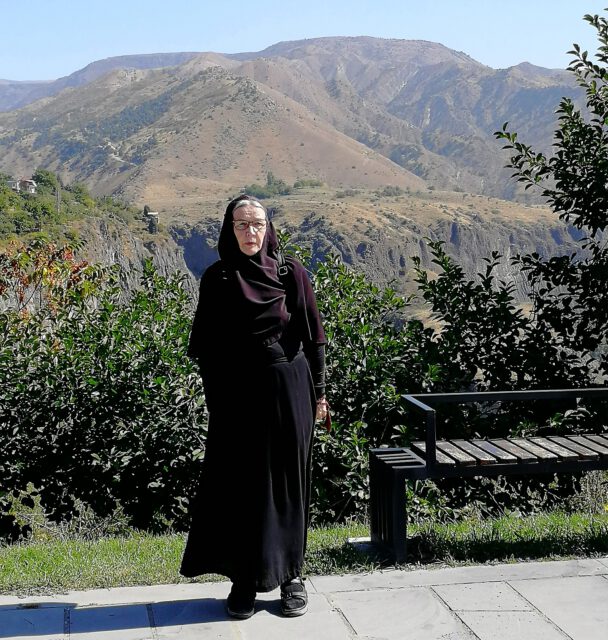 Nunna Nektaria vuoristomaisemissa