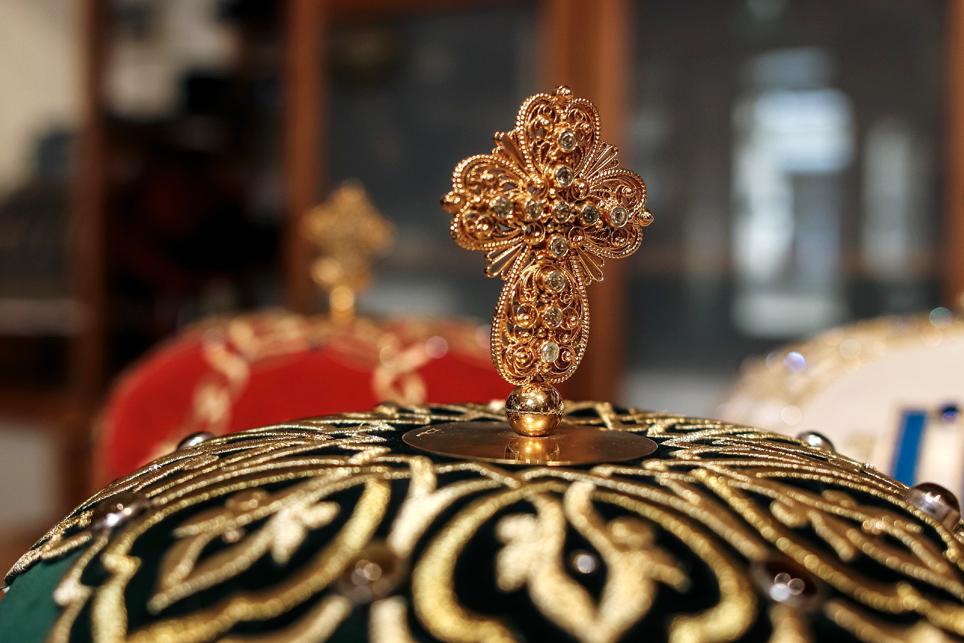 Arkkipiispan mitran risti lähikuvassa