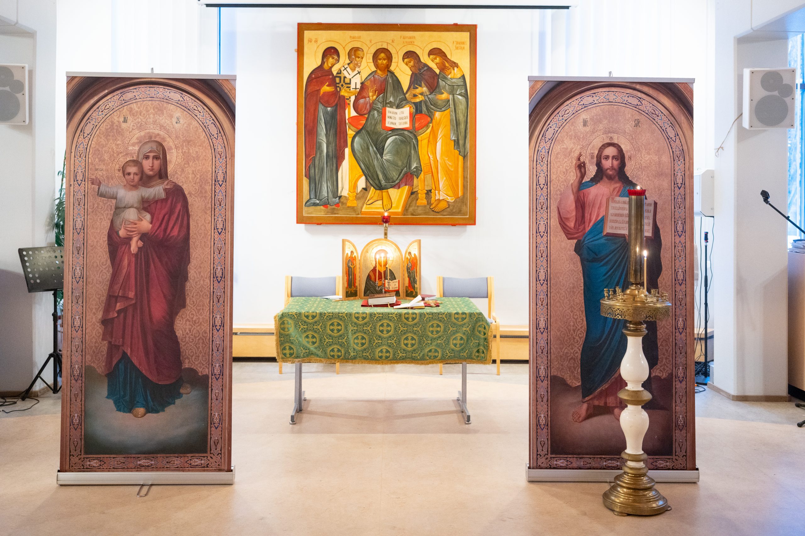 Tampereen Nikolainsaliin rakennettu ortodoksinen matka-alttari.