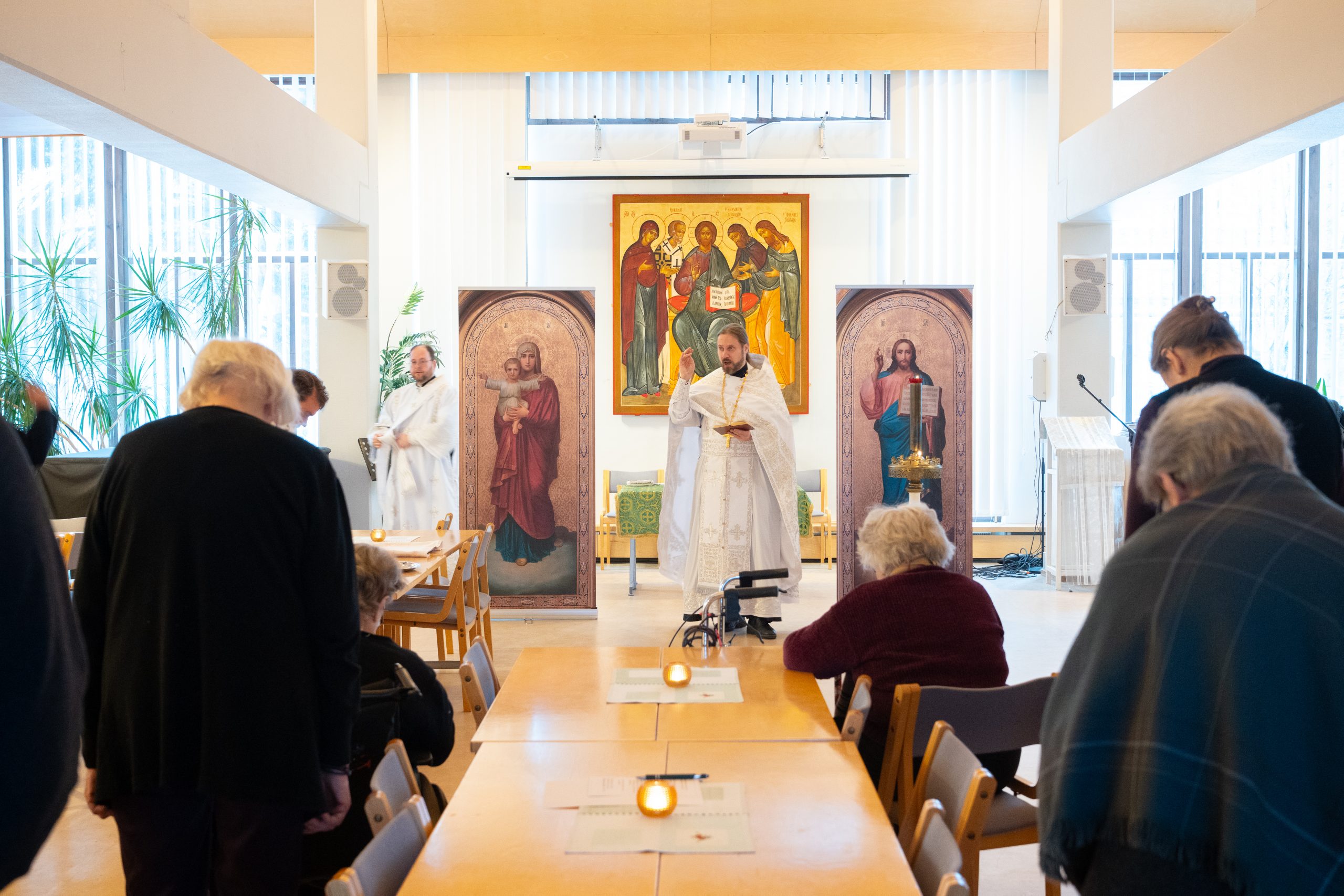 Pastori Tuomas Kallonen toimittamassa esteetöntä liturgiaa Tampereella