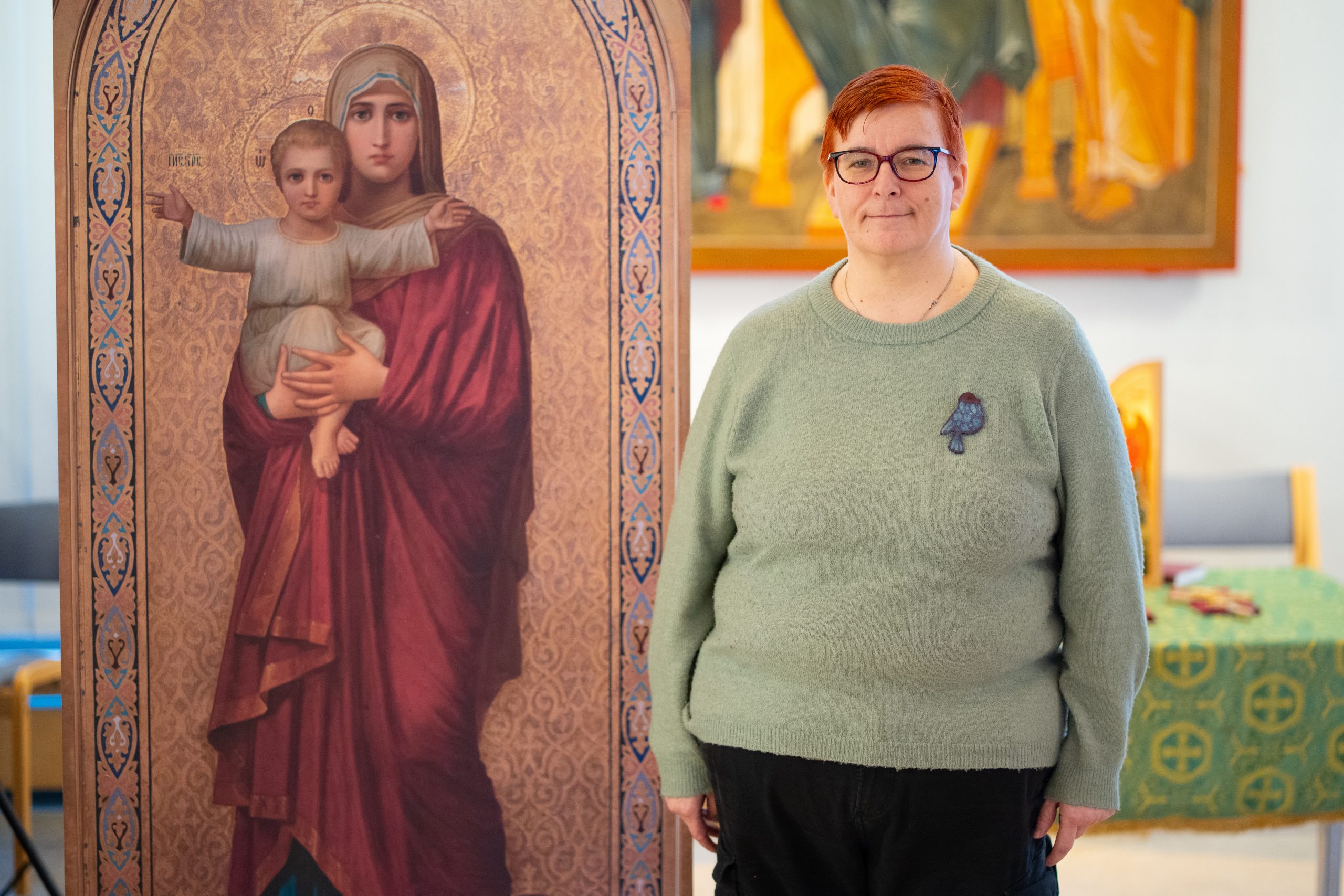 Laura Sirén matka-alttarin edessä Tampereen ortodoksisella Nikolainsalilla.