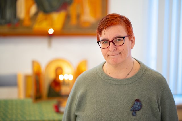 Laura Sirén esteettömässä liturgiassa Tampereella matka-alttarin edessä