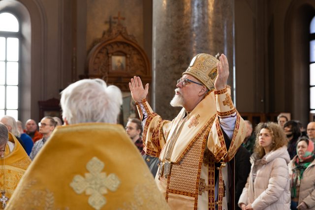 Arkkipiispa Elia toimittaa jumalanpalvelusta Uspenskin katedraalissa