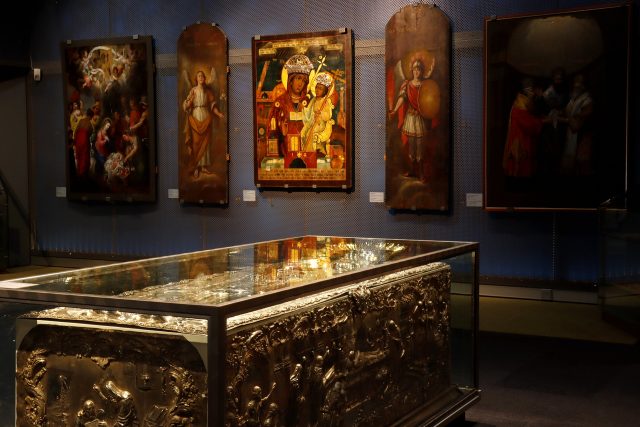 Jumalanäidin ylistys -ikoni Suomen ortodoksisen kirkkomuseo Riisan seinällä