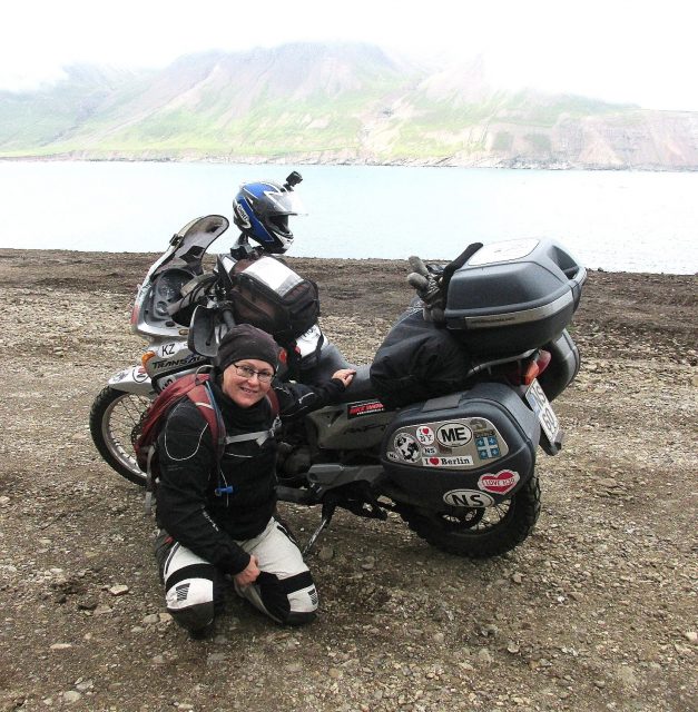 Kanttori Minna Jokinen moottoripy&ouml;r&auml;n kanssa er&auml;maamaisemassa Islannissa. 