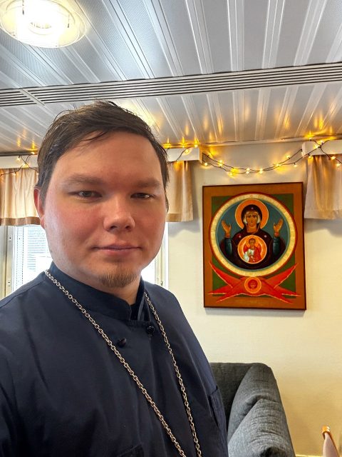 Pastori isä Otto Laukkarinen lähikuvassa ortodoksisessa kirkossa