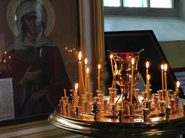 Pyhän-Ksenia-Pietarilaisen-ikoni-tuohukset-edessä