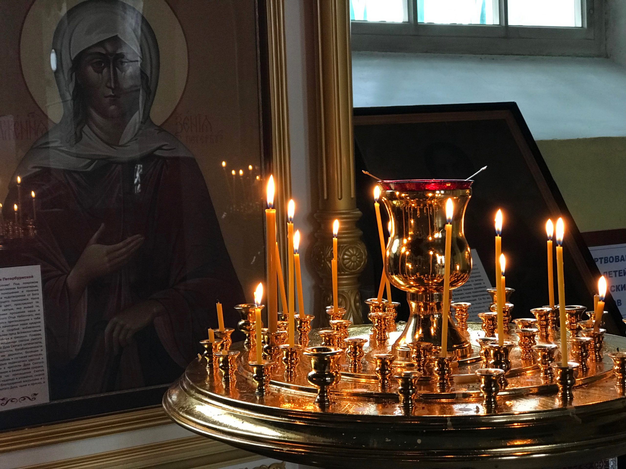 Pyhän-Ksenia-Pietarilaisen-ikoni-tuohukset-edessä