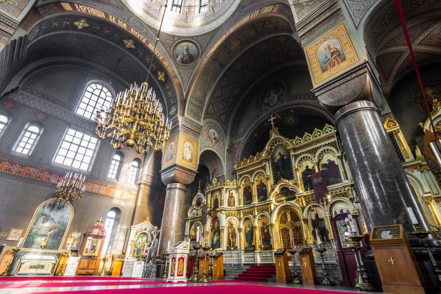 Uspenkin-katedraali-sisältä-ikonostaasiin-päin