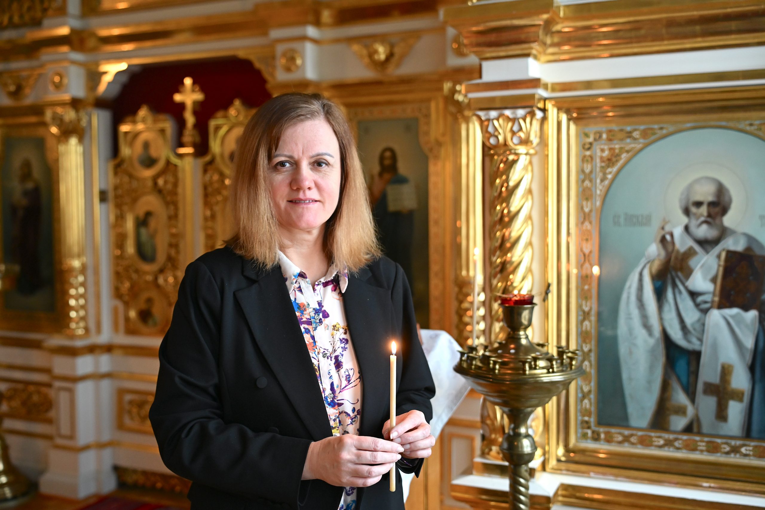 Ukrainalainen Oksana Horbanova Kotikirkossa Helsingin Liisankadulla