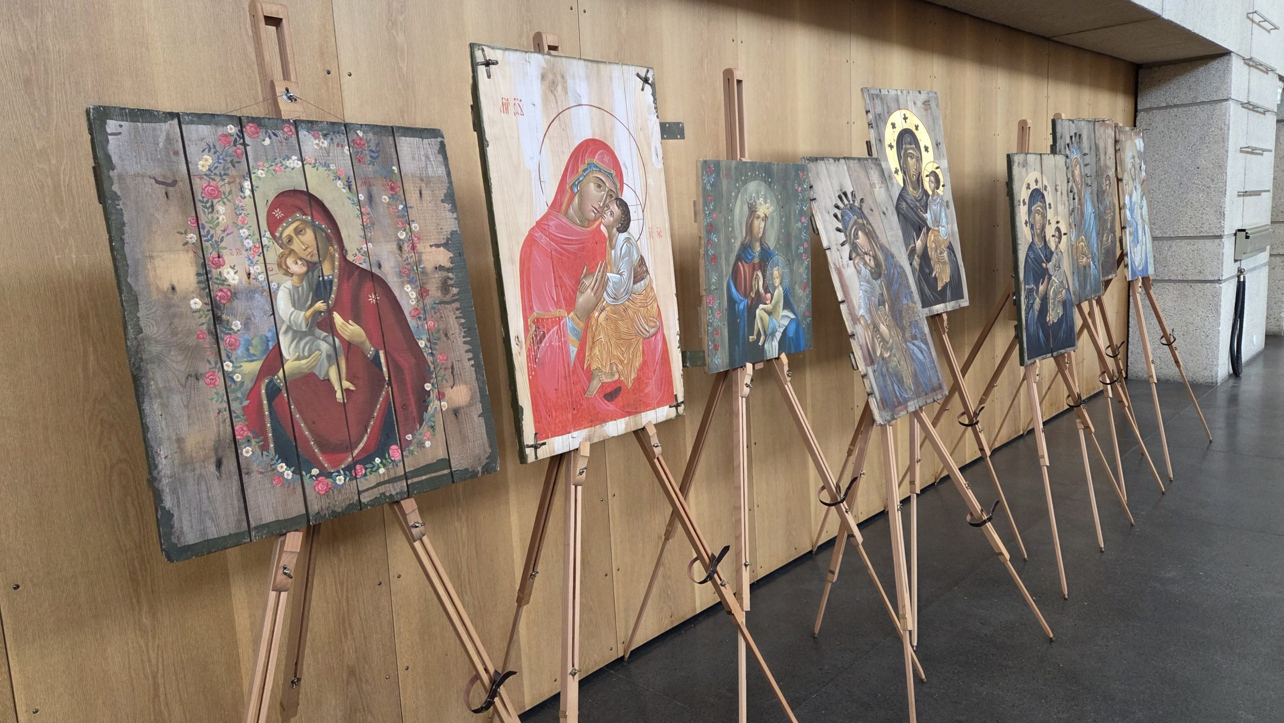 Jumalan&auml;idin ikoneita ammuslaatikoiden kansissa n&auml;yttelyss&auml;