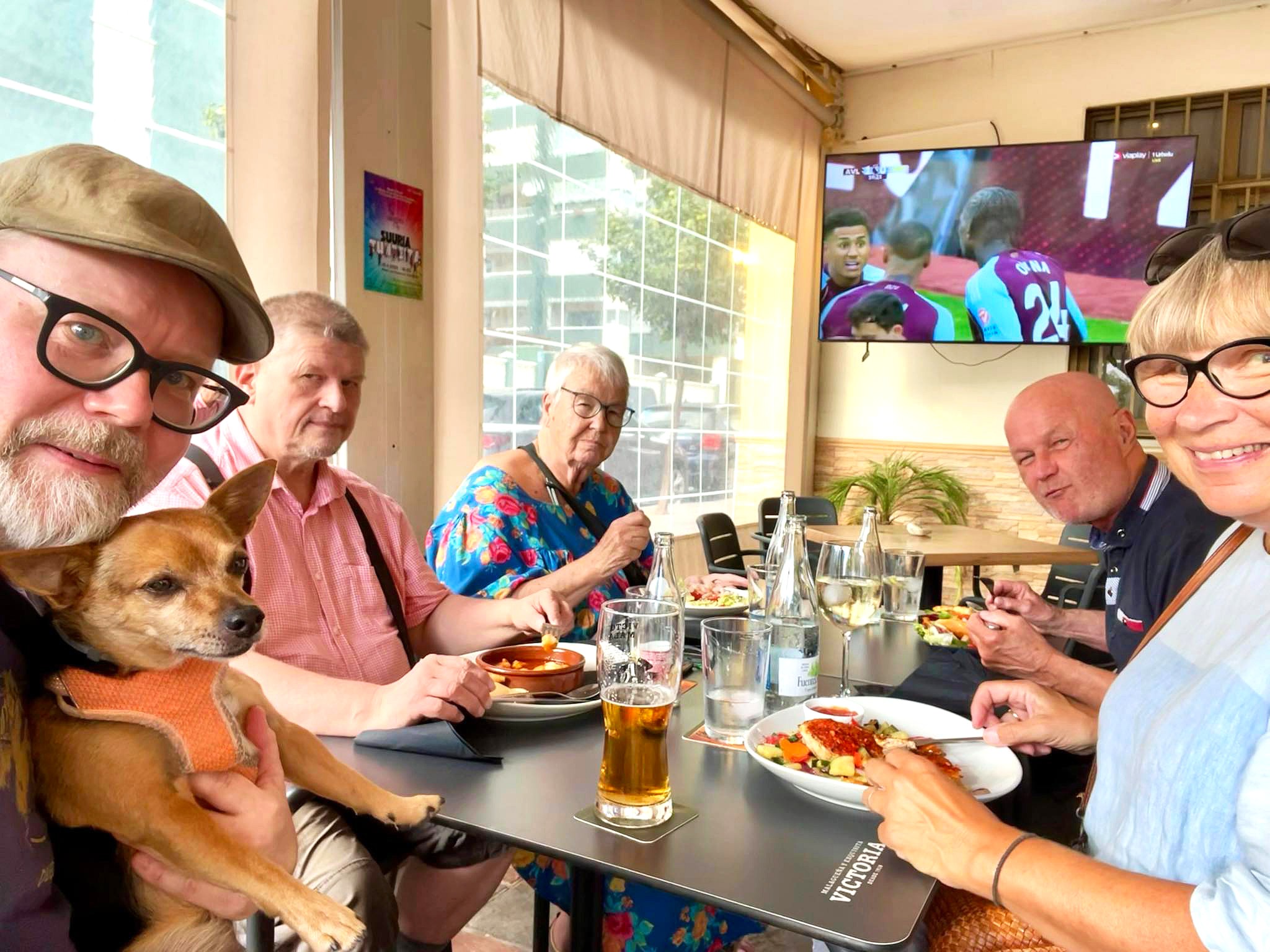 Aurinkorannikon-ortodokseja-ruokailemassa-ravintolassa