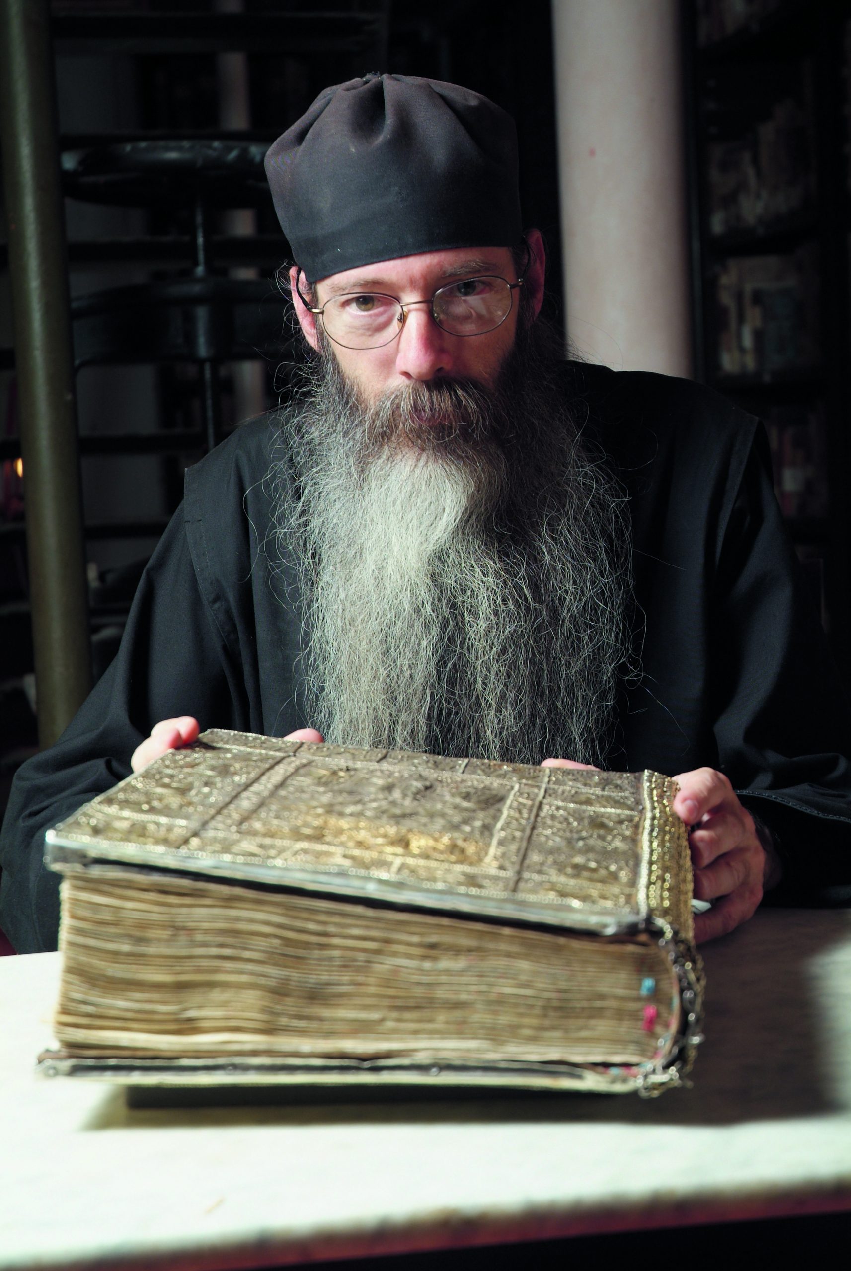 Siinain Pyhän Katariinan luostarin kirjastonhoitaja, isä Justinos tutkii vanhaa teosta