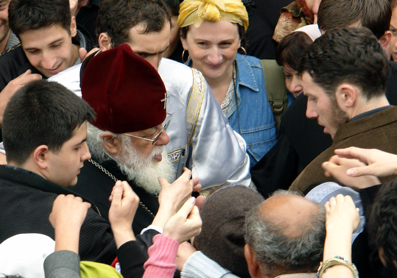 Georgian-patriarkka-Ilia-II-kansan-keskellä