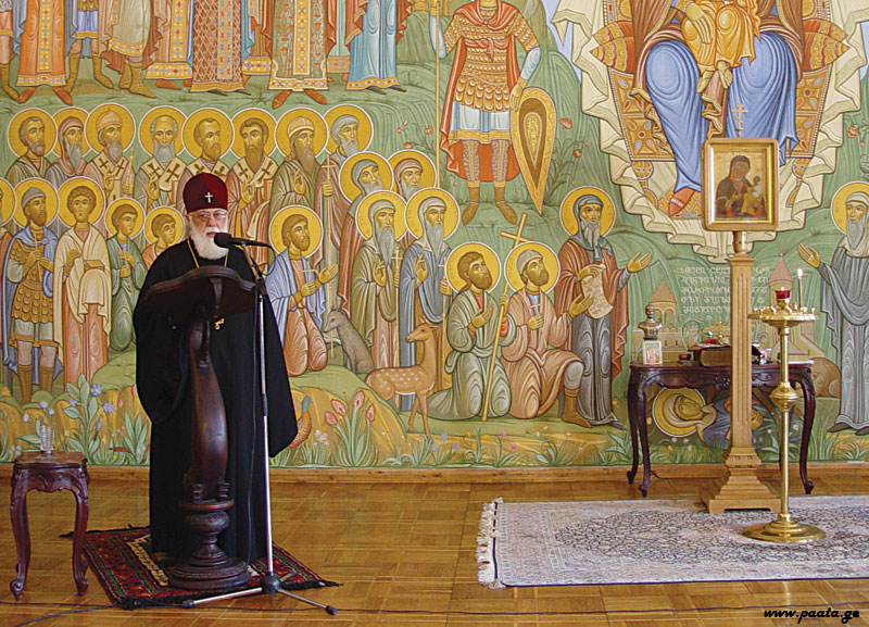 Georgian-patriarkka-Ilia-II-puhumassa-taustallaan-suuri-ikoni