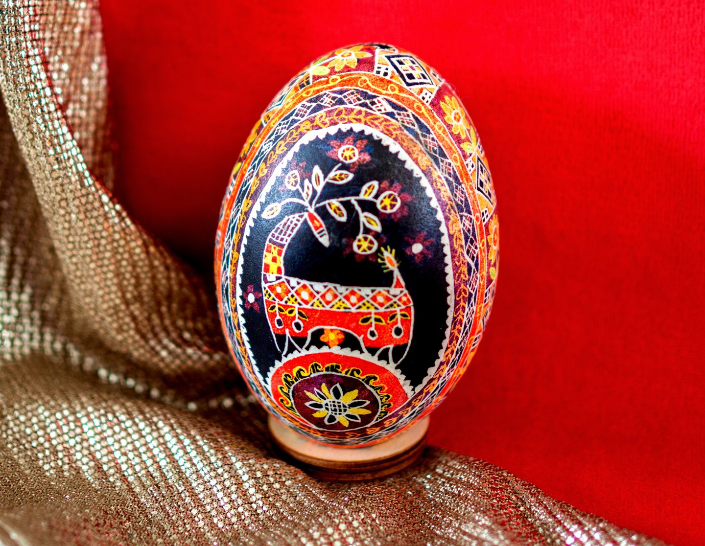 Hanna-Linnun-maalaama-pisanka-muna-puna-kultaisella-taustalla