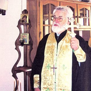 Isä Heikki Makkonen toimittaa palvelusta Aurinkorannikolla