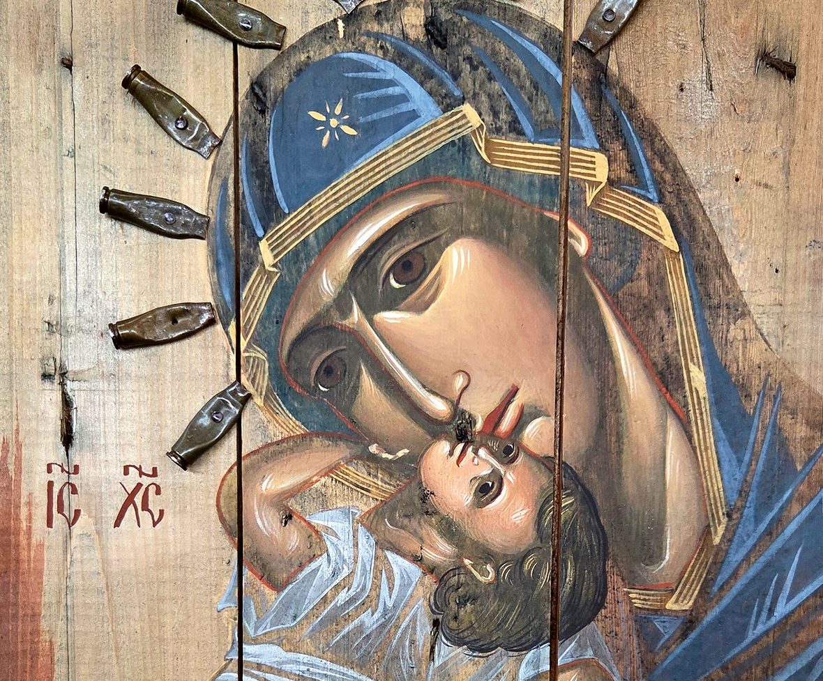 Jumalanäidin-ikoni-ammuslaatikossa-hylsyineen