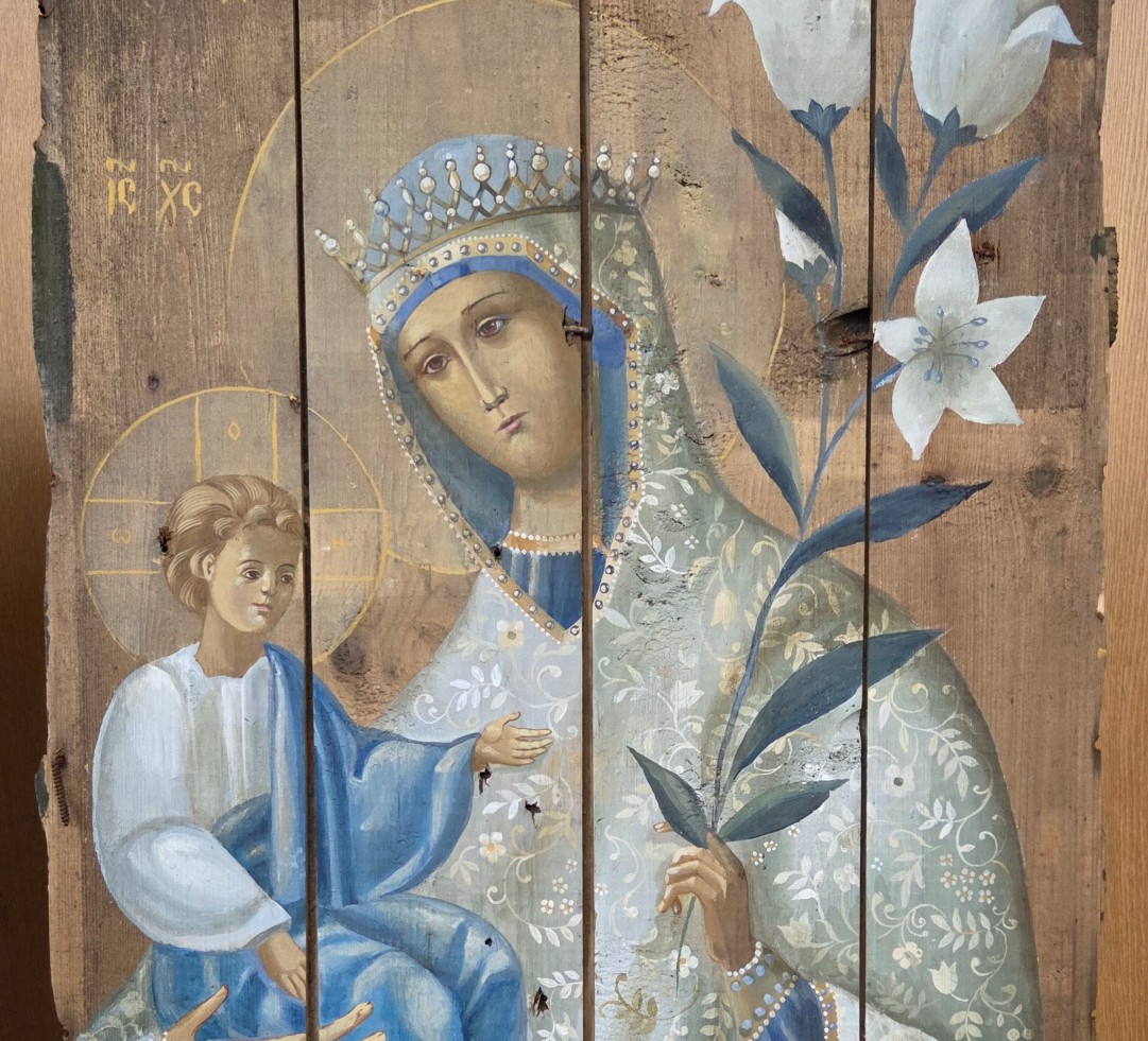 Jumalanäidin-ikoni-ukrainalaisessa-ammuslaatikossa