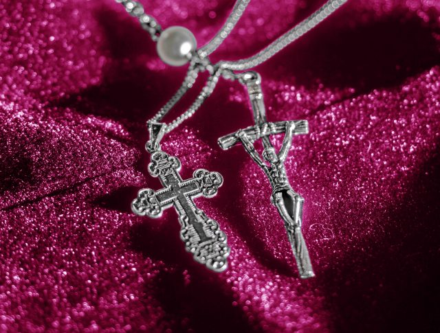 Krusifiksi-ja-ortodoksinen-risti-purppuran-värisellä-pohjalla