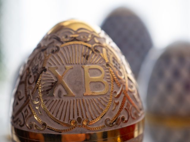 Kultainen-pääsiäismuna-Lintulan-luostarissa