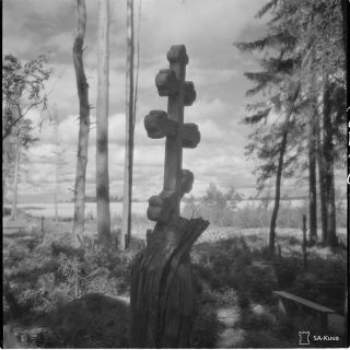 Vanhauskoisen hautaristi_kannon_päässä_Nurmoilassa 1942