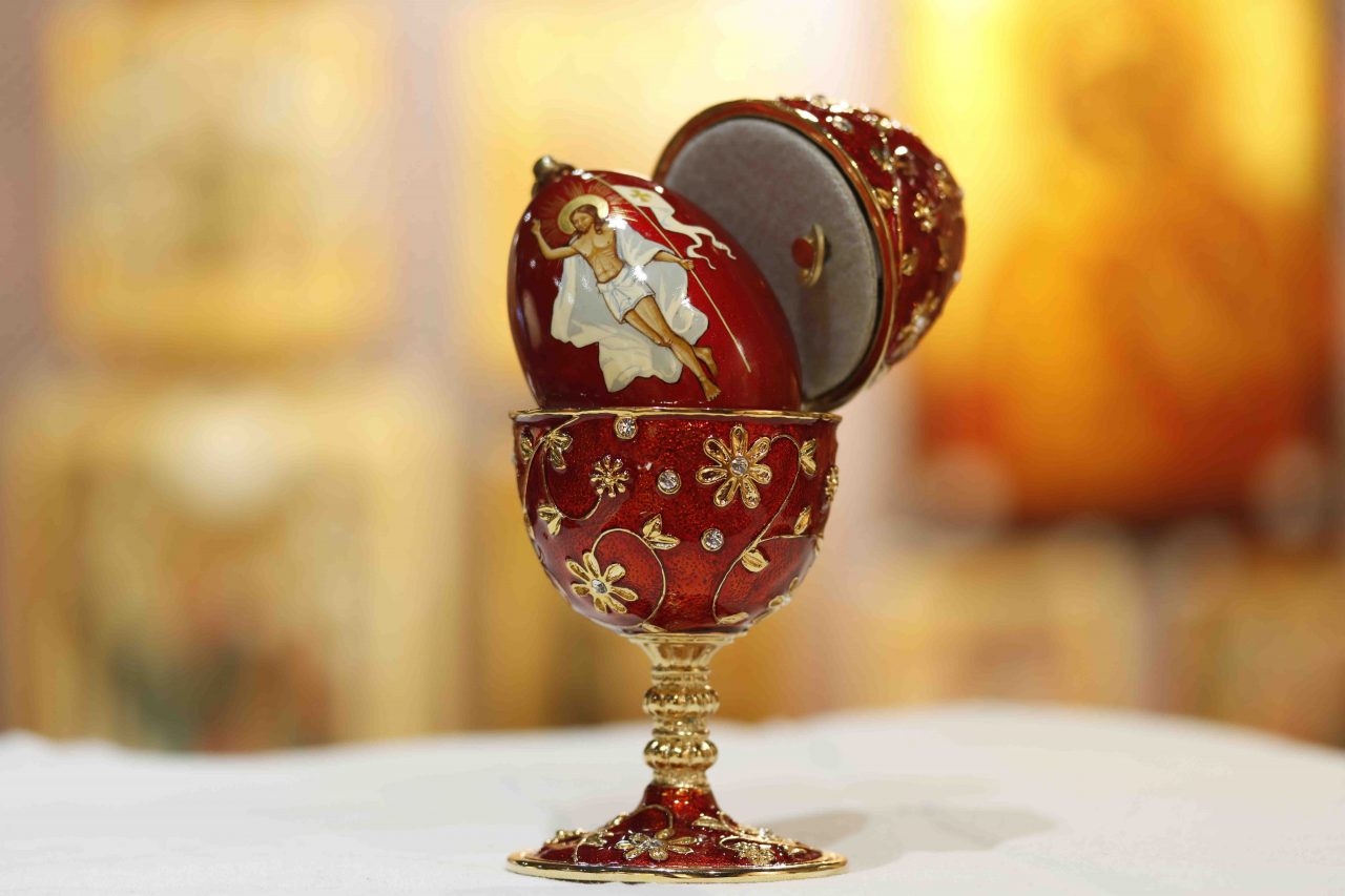 Punainen pääsiäismuna avautuu