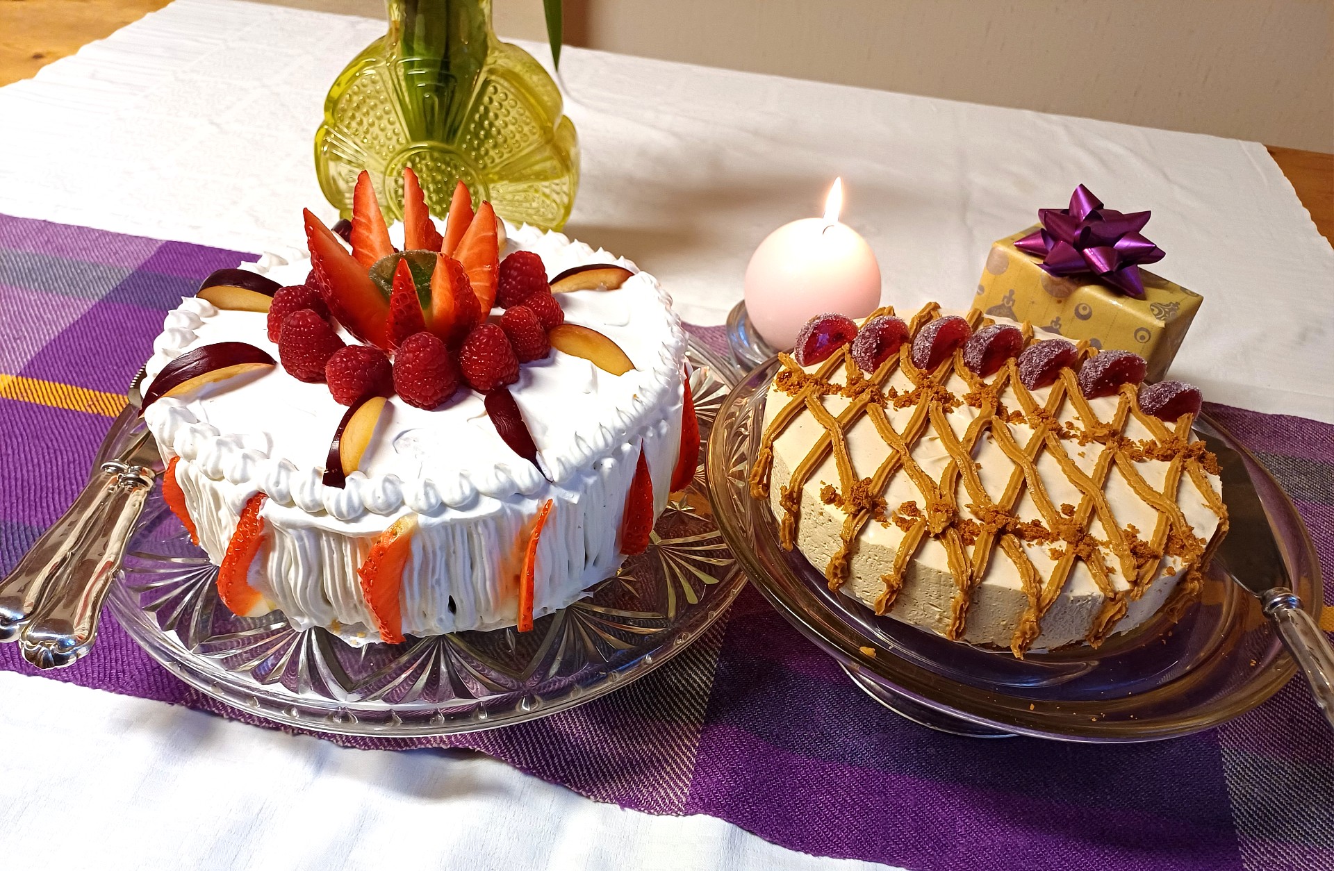 Vegaaninen täytekakku paaston ajan kahvipöydässä