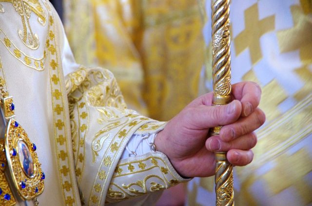 Piispan panagia ja sauva lähikuvassa