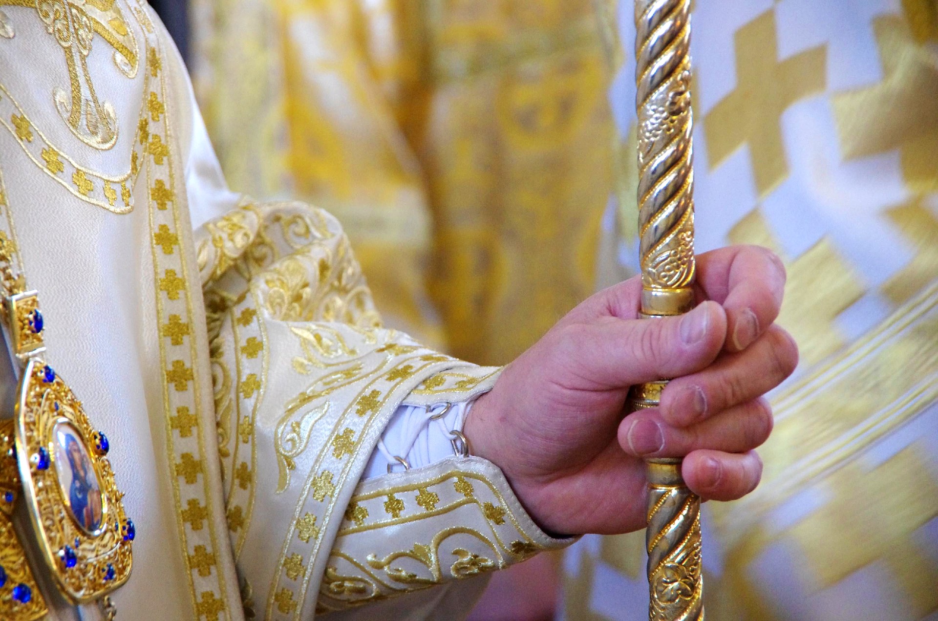 Piispan panagia ja sauva lähikuvassa