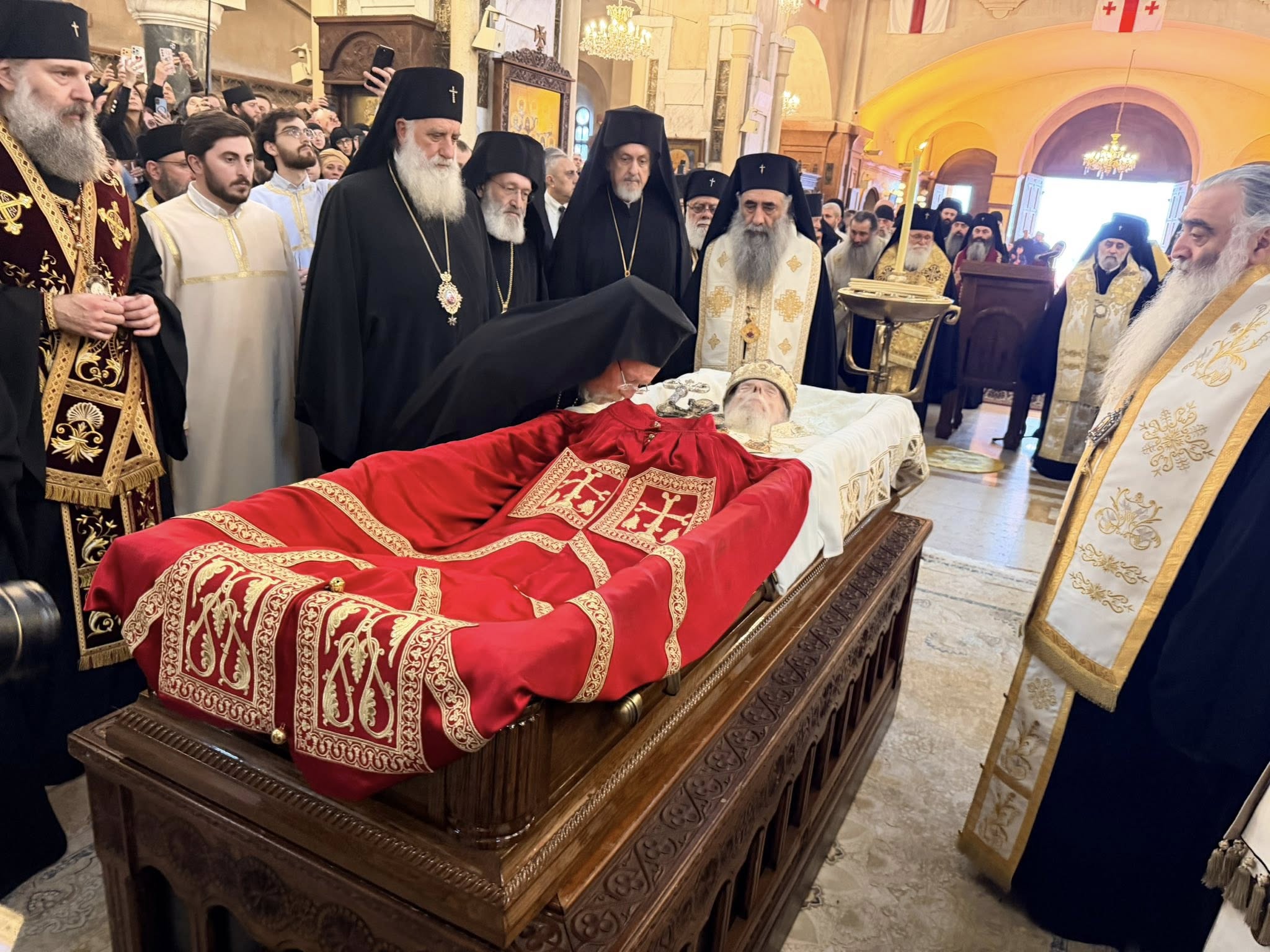 Patriarkka-Bartolomeos-hyvästelee-Ilia-II:n-maaliskuussa-2026-Tbilisissä