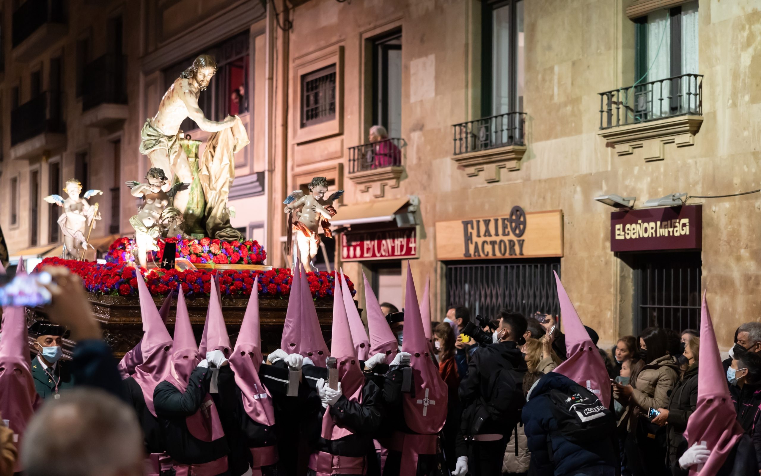 Santa-Semana-p&auml;&auml;si&auml;iskulkue-Salamancassa-Espanjassa