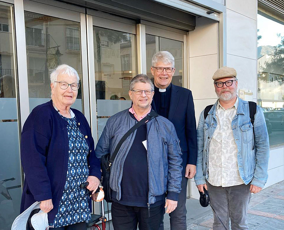 Aurinkorannikon suomalaisortodoksien aktiiveja evankelis-luterilaisella seurakuntakodilla. Taaempana kuvassa yhteis&ouml;n "ekumeeninen kumppani", ulkosuomalaispappi Rolf Steffansson.