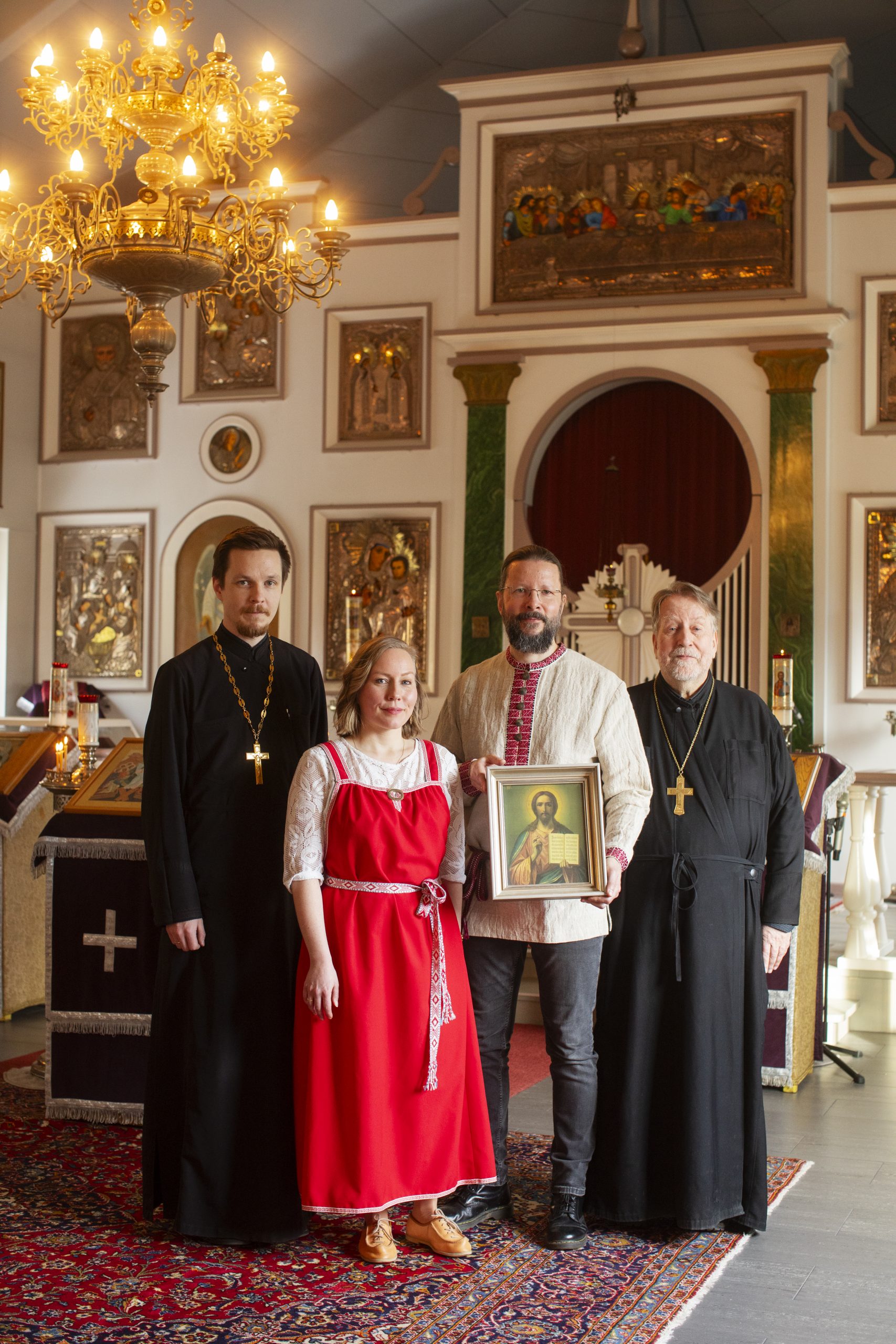 Ortodoksisessa kirkossa ryhm&auml;kuvassa Kaarlo Saarento, Valeria Ratilainen, Niko Saatsi, Timo M&auml;kirinta.