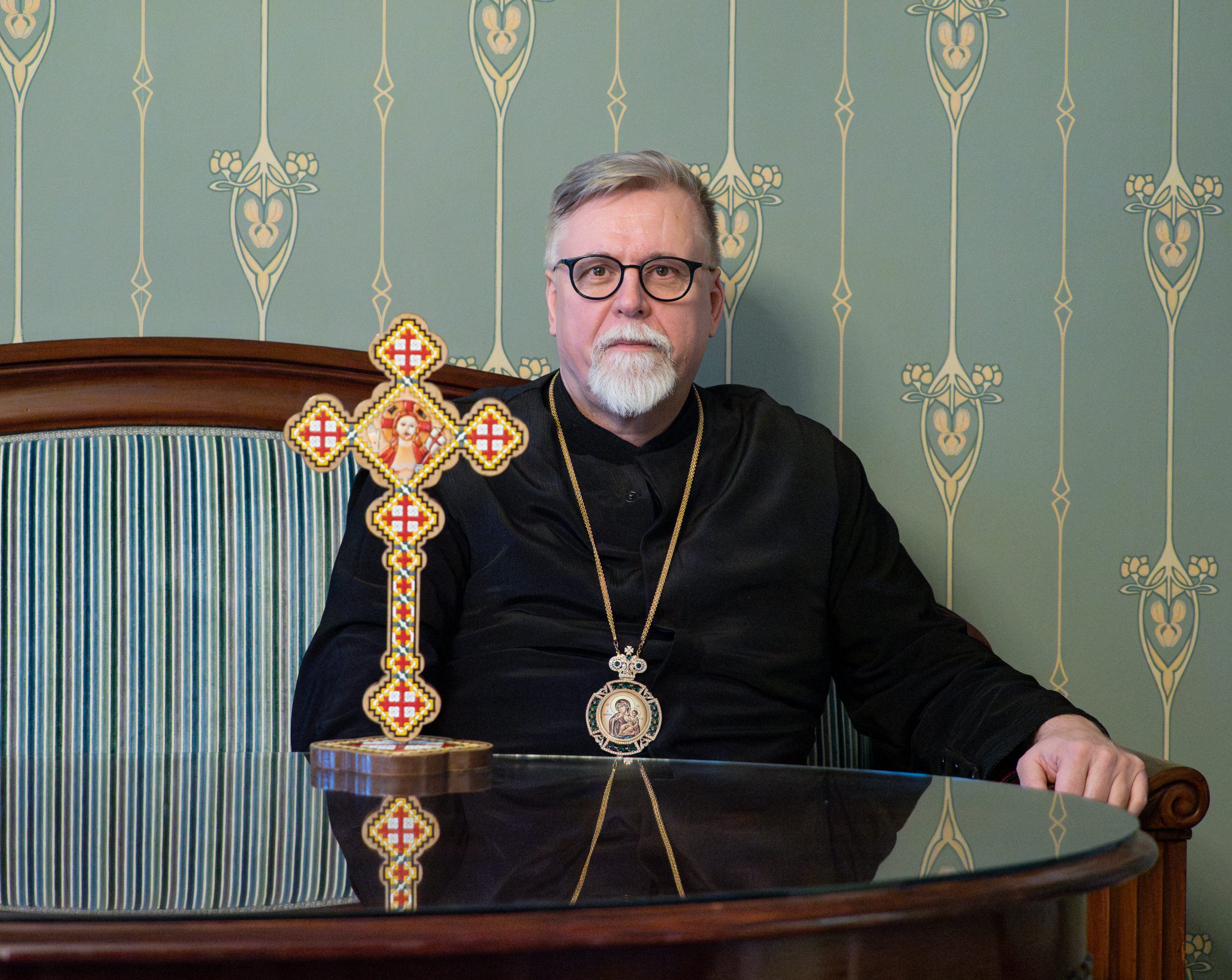 Arkkipiispa-Elia-istumassa-koptiristi-vierellään