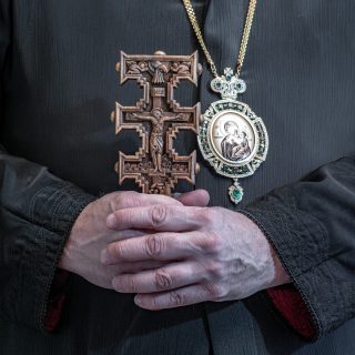 Arkkipiispa Elia pitelee ruteenien ristiä. 