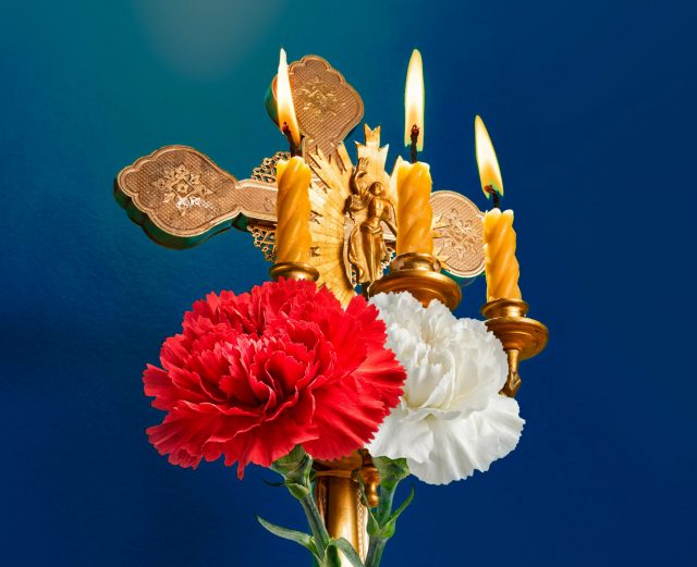 Ortodoksisen papin pääsiäisenä käyttämä käsiristi kukin koristeltuna.