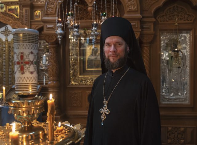 Valamon luostarin johtaja, arkkimandriitta Mikael Valamon pääkirkossa