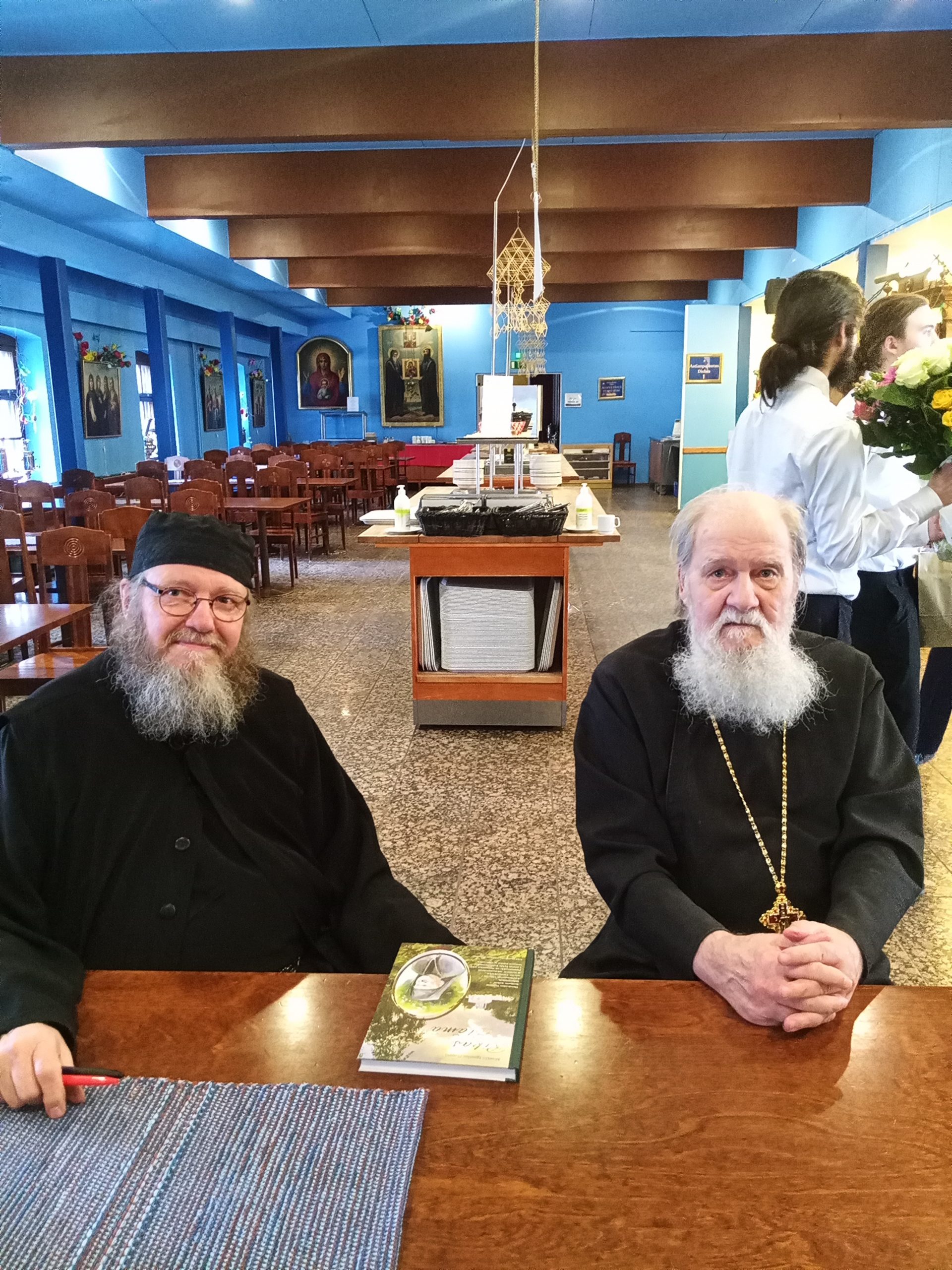 Arkkimandriitta Herman (oik.) ja is&auml; Ignatios is&auml; Hermanin el&auml;m&auml;kerran julkaisutilaisuudessa huhtikuussa 2026.