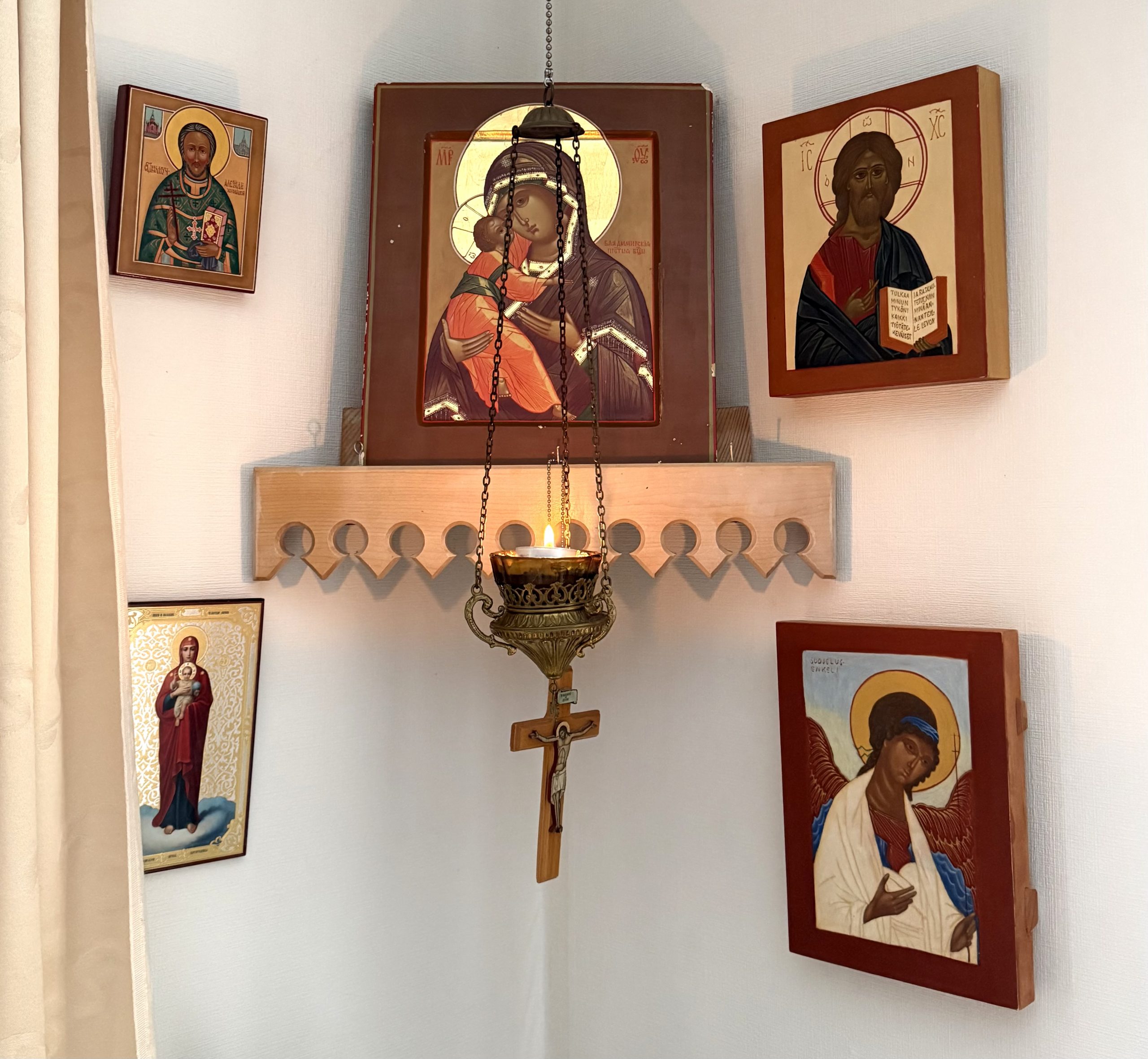 Jumalanäidin ikoni Maire Ratilaisen kodin ikoninurkkauksessa