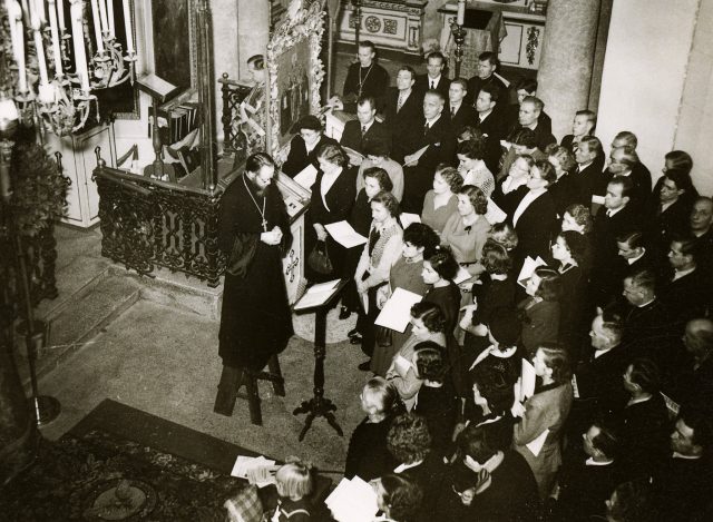 Arkkipiispa Paavali johtaa kuoroa Kotkan kirkkolaulujuhlilla vuonna 1951.