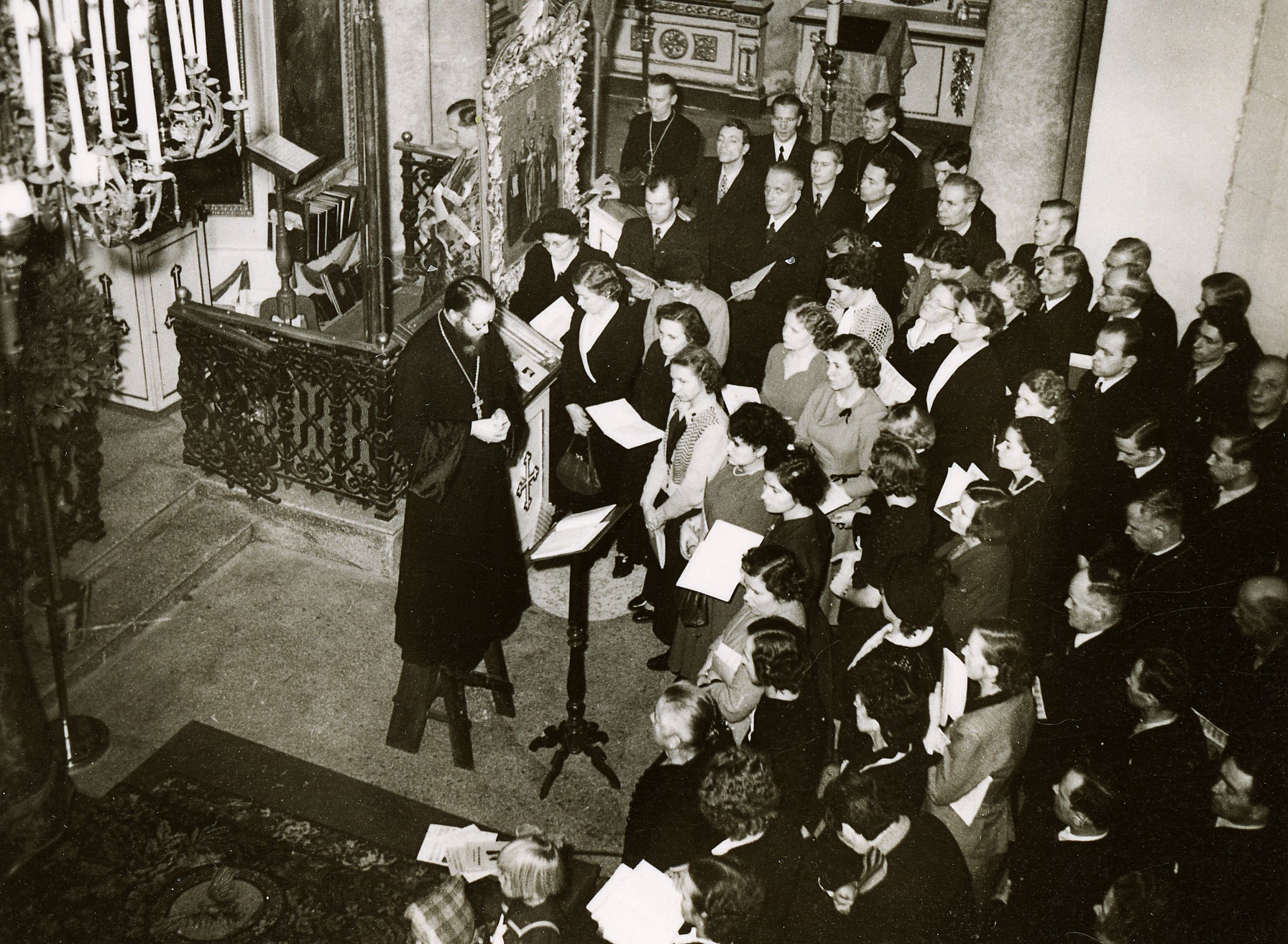 Arkkipiispa Paavali johtaa kuoroa Kotkan kirkkolaulujuhlilla vuonna 1951.