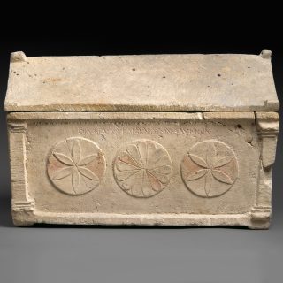 Valkoinen kivinen ossuaari l&auml;hikuvassa