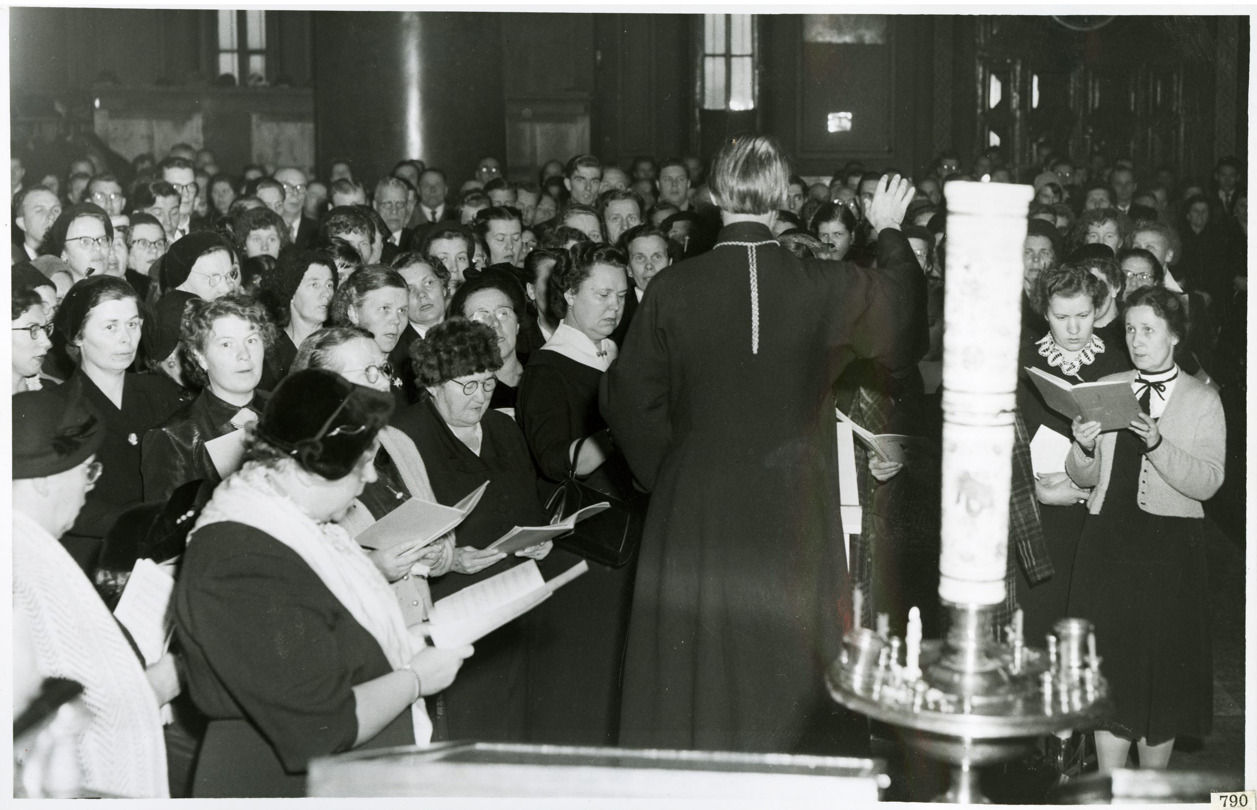 Arkkipiispa Paavali johtaa isoa kuoroa Uspenskin katedraalissa Helsingin-kirkkolaulujuhlilla 5.6.1954. 