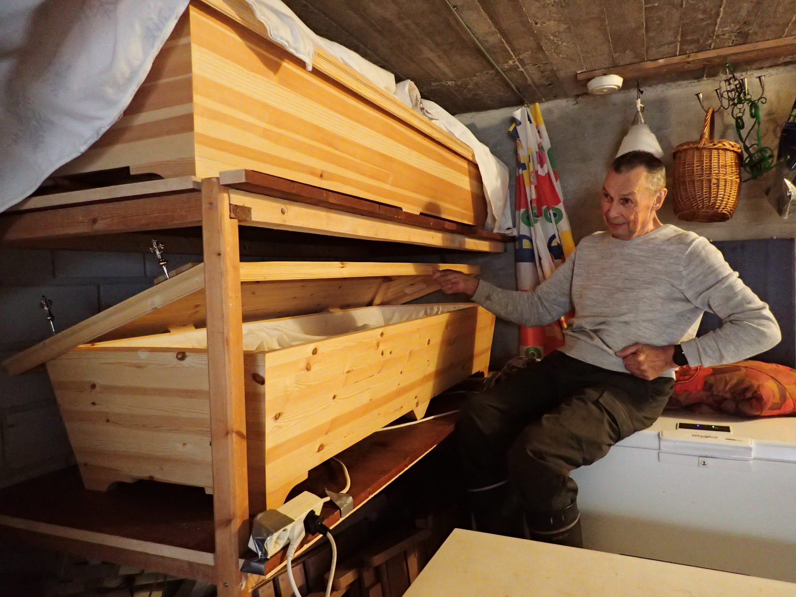 Pentti-Fadjukov-esittelee-mäntypuusta-tekemiään-ruumisarkkuja